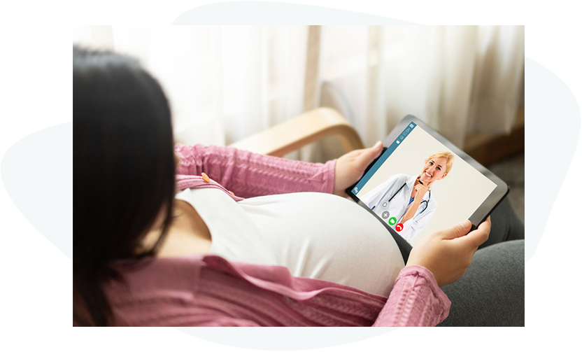 Patiente enceinte en appel video avec un médecin pour faire le suivi du progrès et ajuster proactivement les plans pour une grossesse en santé
