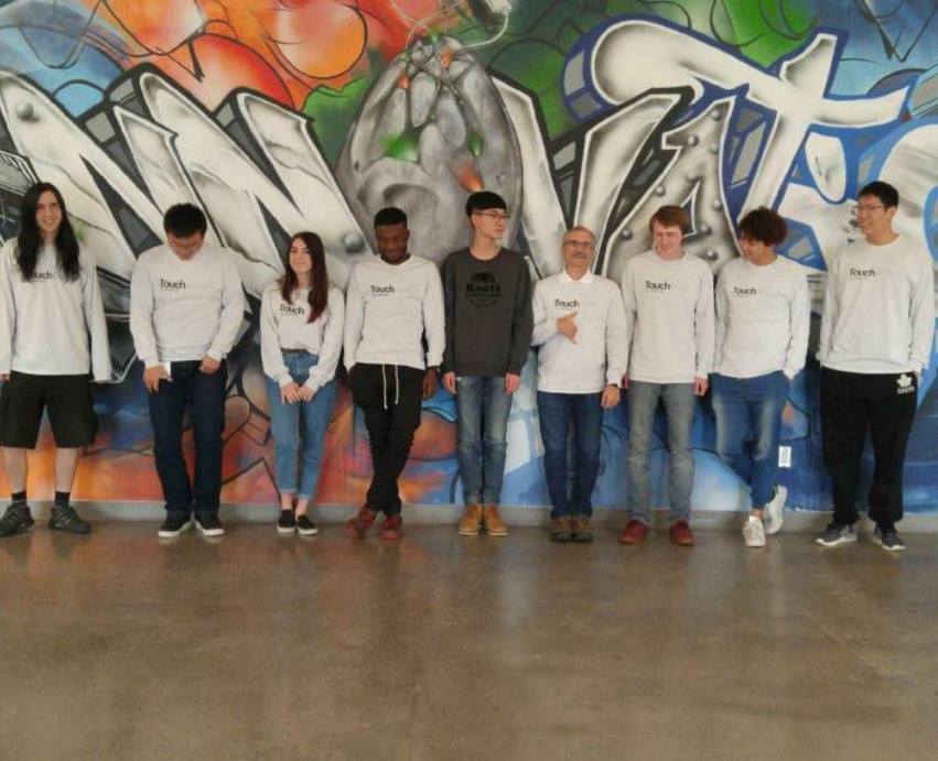 Équipe Aetonix Employés d'Aetonix à Invest Ottawa devant la murale